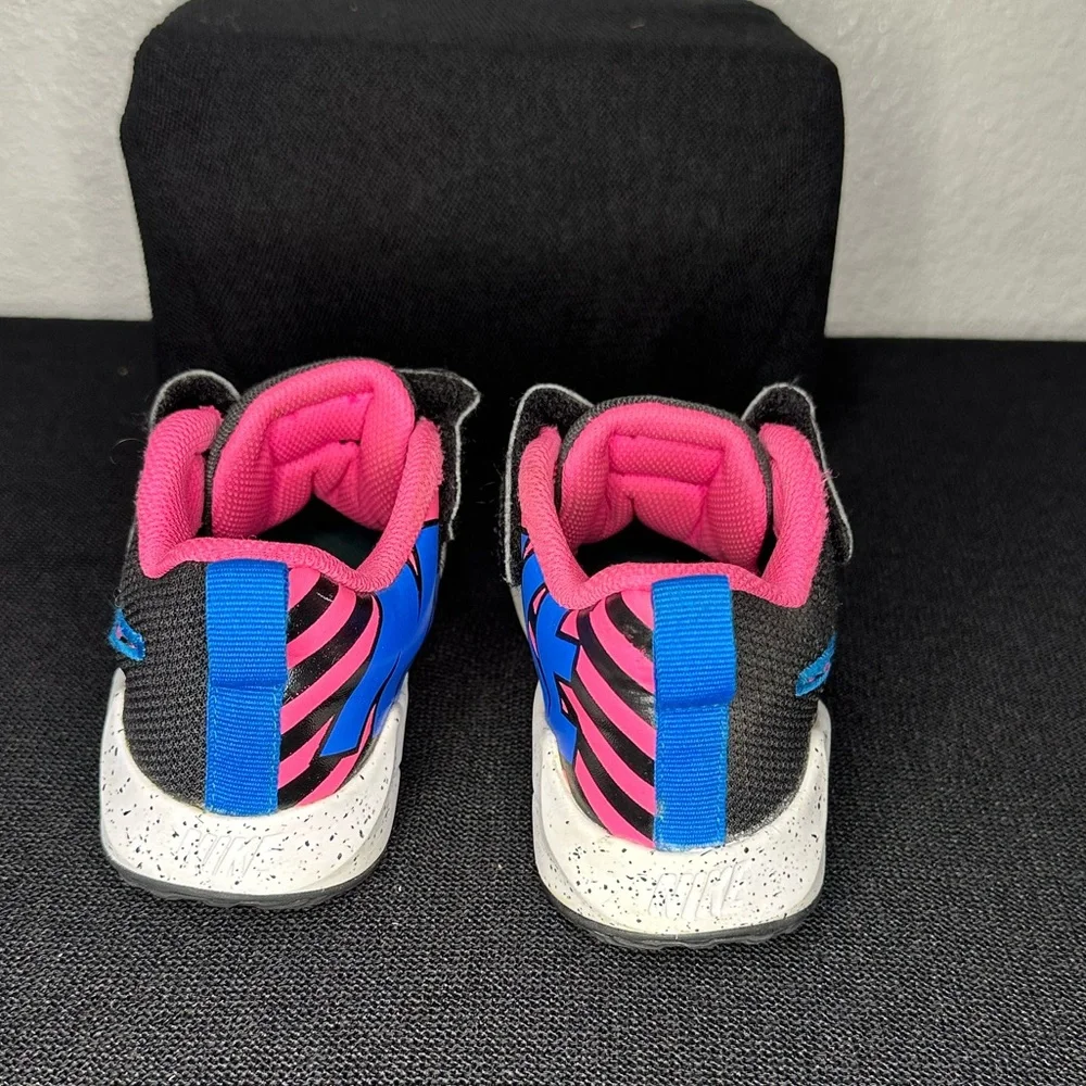 Nike Team Hustle‎ Quick 2 youth sneakers